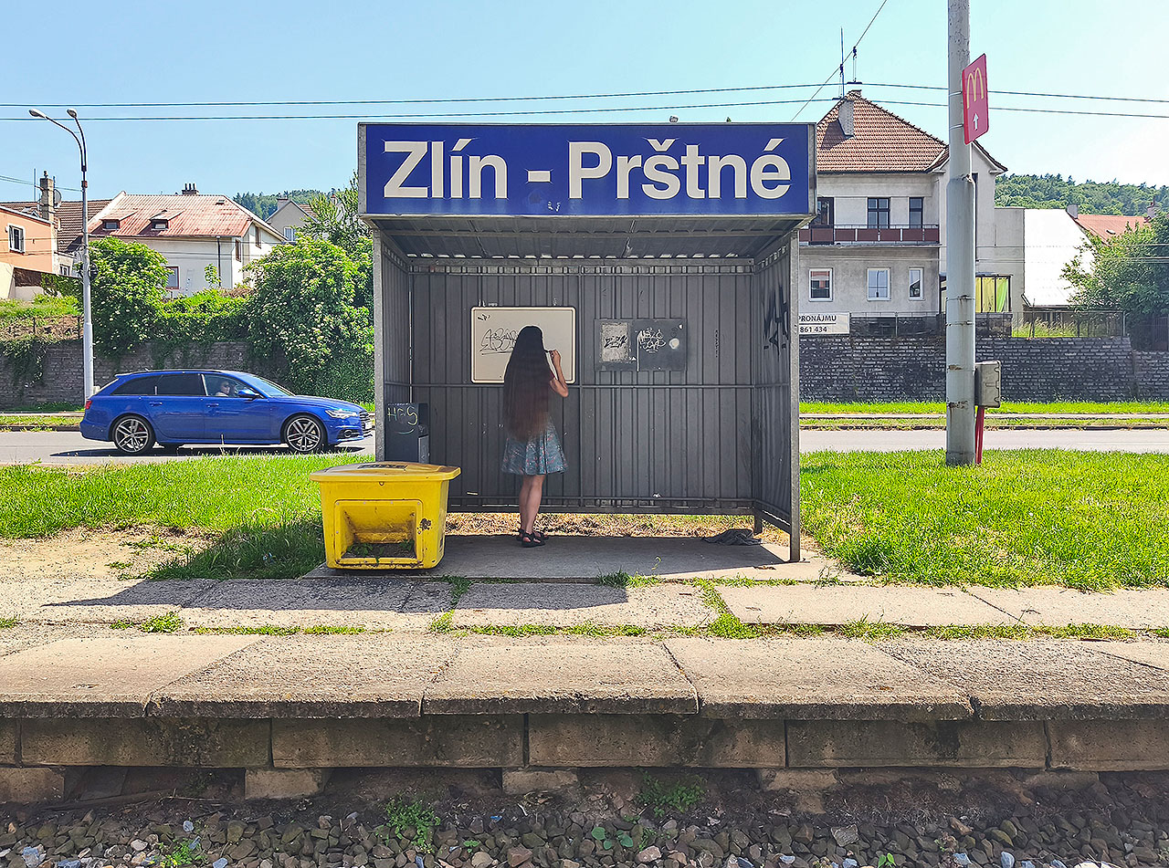 Cestujícím je zde k dispozici vpravdě ubohý přístřešek a koš na odpadky. Zcela chybí lavičky nebo další vybavení zastávky. Cestujícím je zde k dispozici vpravdě ubohý přístřešek a koš na odpadky. Zcela chybí lavičky nebo další vybavení zastávky.