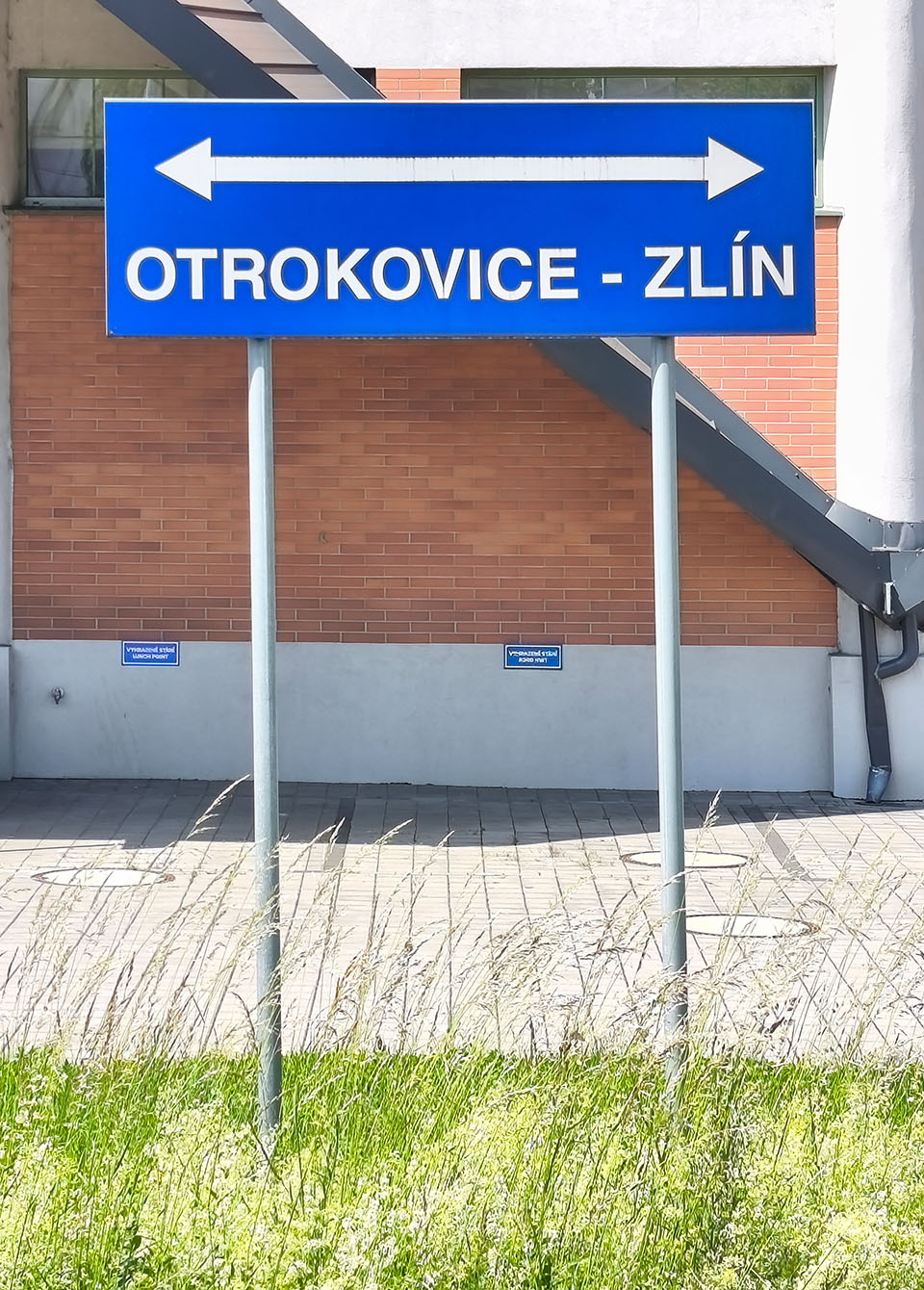 Vzhledem k ubohosti zastávky snad ani uprostřed Zlína nikoho nepřekvapí, že směrovka ukazuje ve Zlíně ke Zlínu… Vzhledem k ubohosti zastávky snad ani uprostřed Zlína nikoho nepřekvapí, že směrovka ukazuje ve Zlíně ke Zlínu…