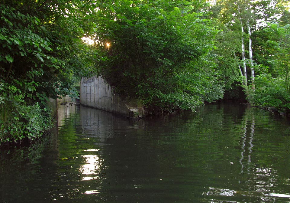 Soutok Cacovického náhonu s <a href=/Tema/Pon%C3%A1vka>Ponávkou</a> přitékající z Králova pole <a href=/Tema/Tunel%20Pon%C3%A1vky>tříkilometrovou štolou pod Lesnou</a> je zádumčivým místem, kam se valí mlha a chladný vzduch z podzemí.