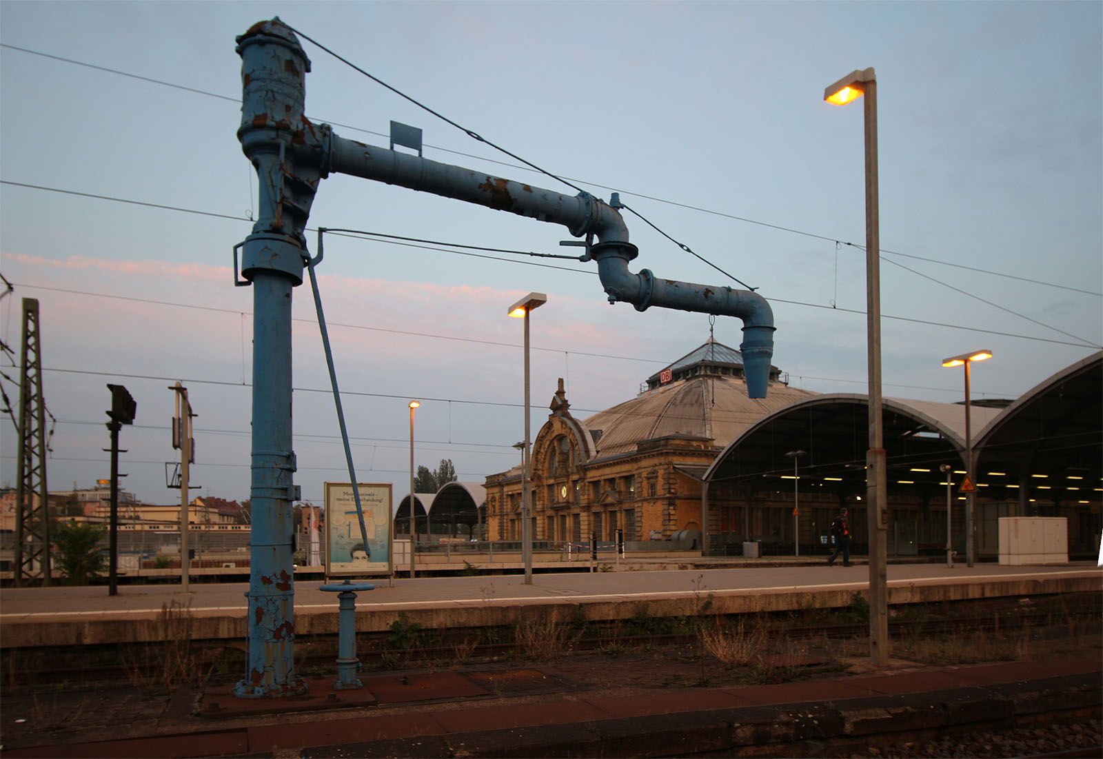 Ačkoliv zajíždí na hlavní nádraží v Halle nejmodernější světové vlakové soupravy, na nástupišti nechybí ani klasický vodní jeřáb.