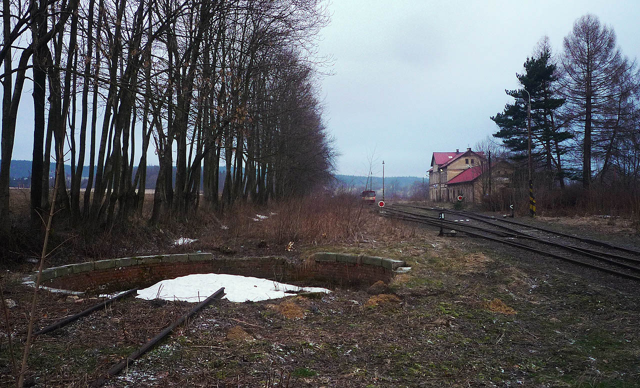 Opodál stojí trosky točny, na které se kdysi otáčely parní lokomotivy před svým návratem do Frýdlantu nebo do Gryfówa (resp. Greiffenbergu).
