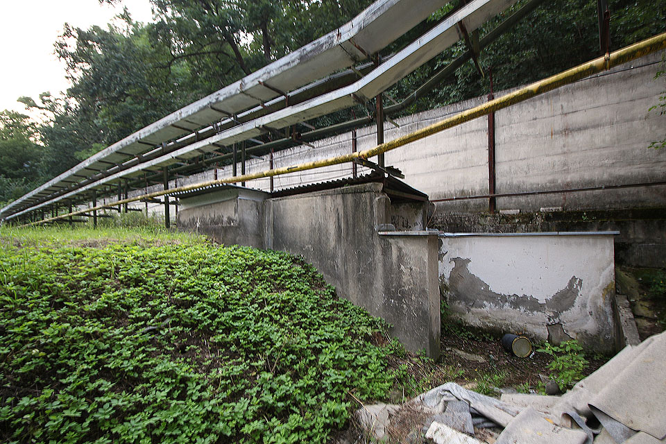 Nevzhled na východní vstup do krytu pod proslulou adamovskou betonovou zdí, jež se táhla údolím Svitavy v délce téměř 1 km.