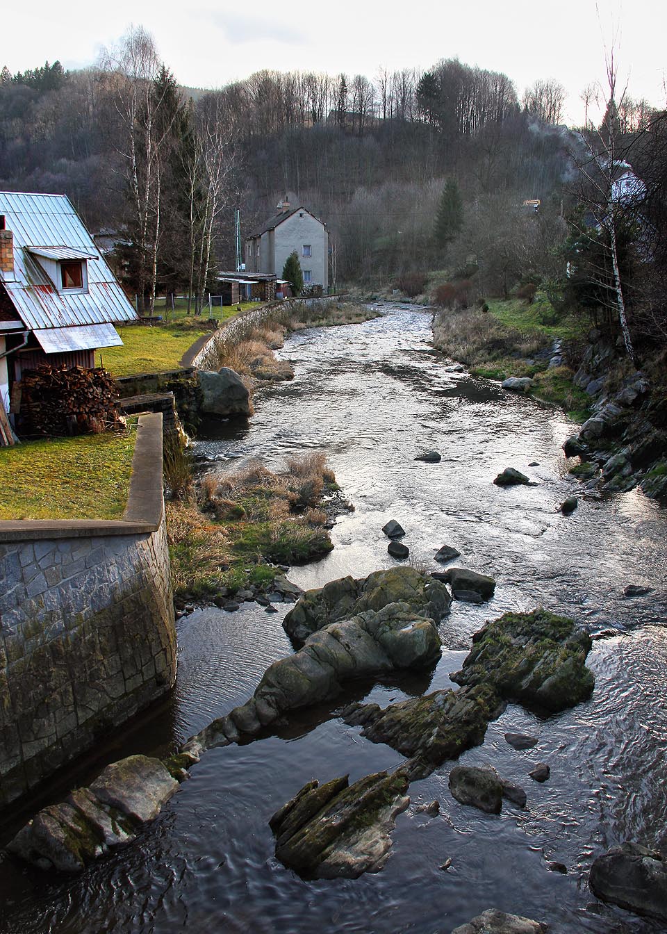 Pohled na jih po proudu od řeky Bělé od elektrárny.