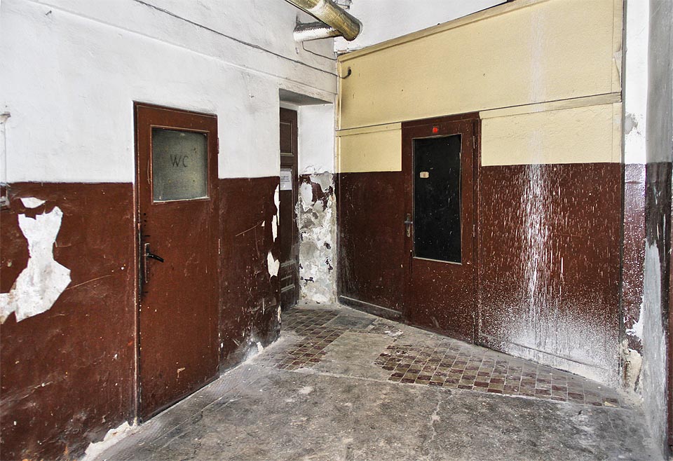 Záchody jsou ve sklepě stále v provozu.