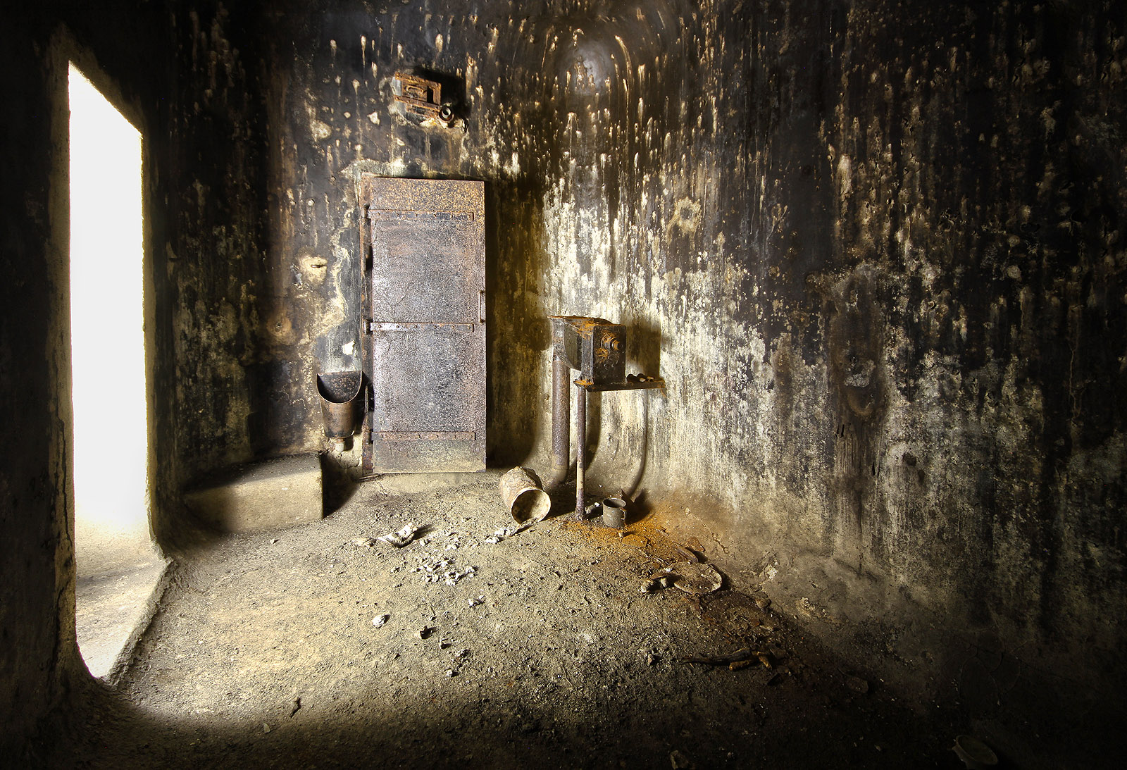 Po definitivním zrušení pivovaru a spojení kvasných tanků se suterénem nových bytových domů na Hoppově ulici byly do některých nádrží probourány vstupy, aby mohly sloužit jako protiletecké kryty. Na snímku pisoár, ocelové dveře a ruční čerpadlo vzduchu v jednom z původních tanků pro zrání piva.