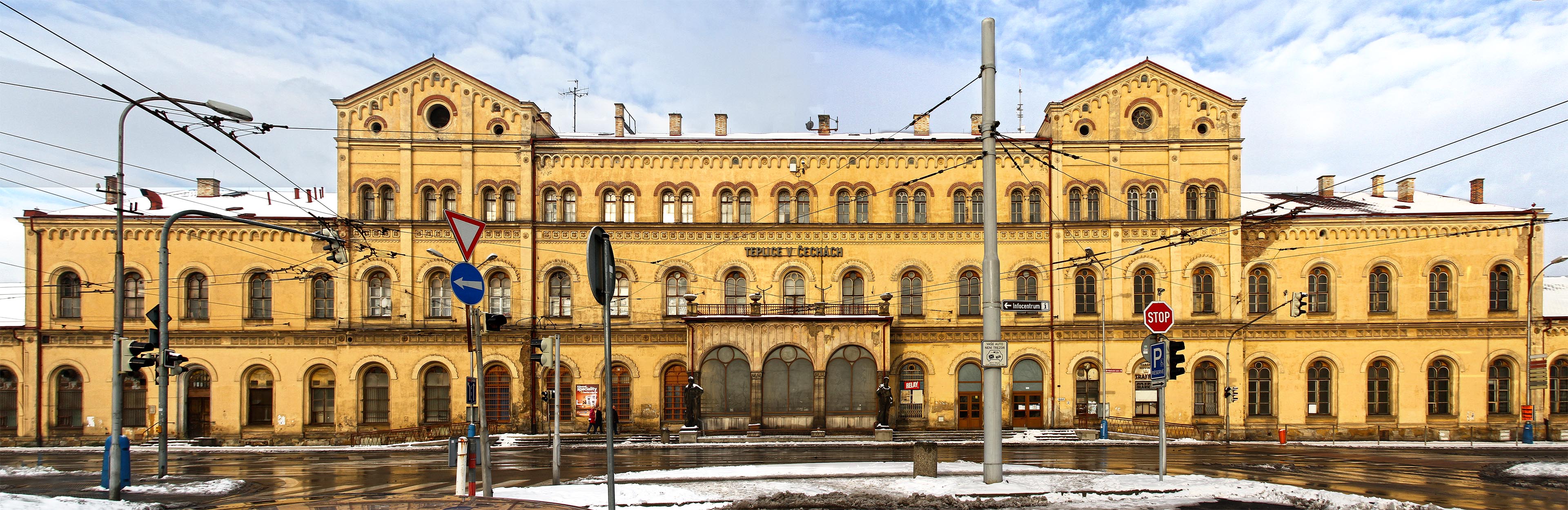 Majestátní budova železniční stanice Teplice v Čechách první den roku 2015.