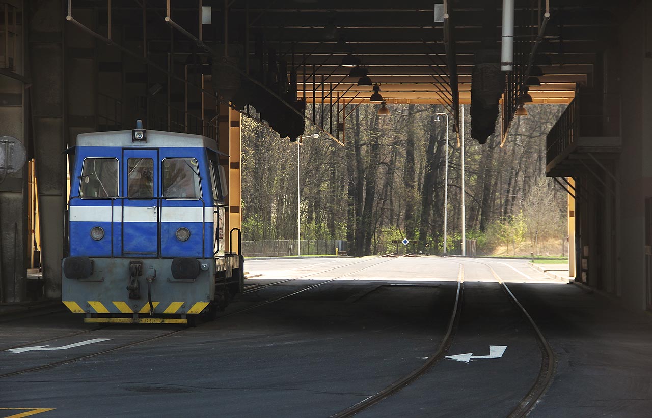 V podjezdu pod provozní budovou, společném pro auta i vlaky, prodlévá prasátko 703 586-8, které dříve sloužilo na vlečce Ferony. Zcela vzadu poslední výhybka S4 a zarážedlo, kterým vlečka definitivně končí.