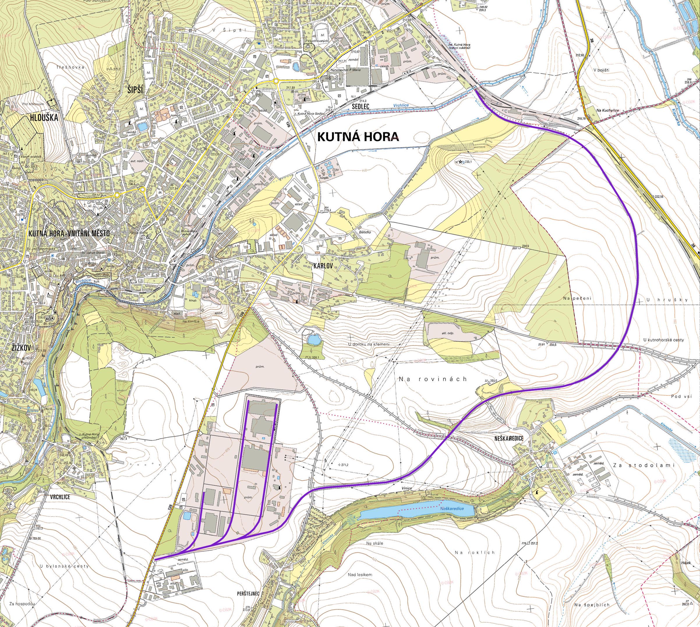 Vlečka vychází z jižního zhlaví stanice <a href=/Tema/Kutn%C3%A1%20Hora%20hlavn%C3%AD%20n%C3%A1dra%C5%BE%C3%AD%20%28%C5%BEst%29>Kutná Hora hlavní nádraží</a> a táhlým pravotočivým obloukem o délce 5 km se vrací ke <a href=/Tema/Kutn%C3%A1%20Hora>stejnojmennému městu</a> mezi místní části Perštejnec a Vrchlice.